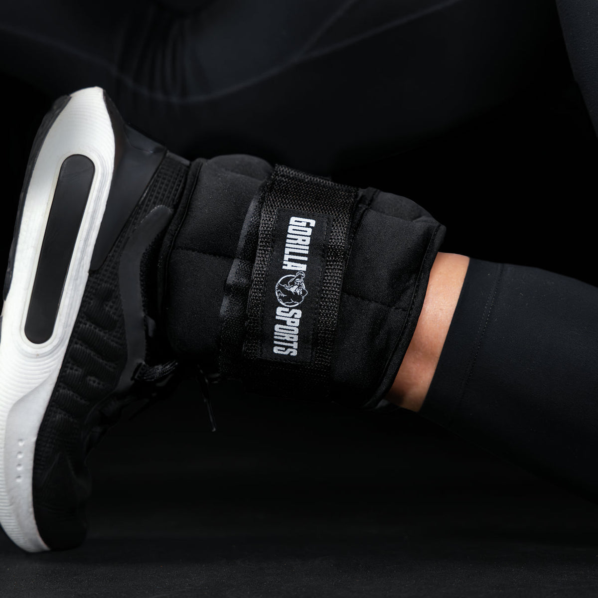 Adjustable ankle or wrist weights 0.45 - 2.25 kg Black